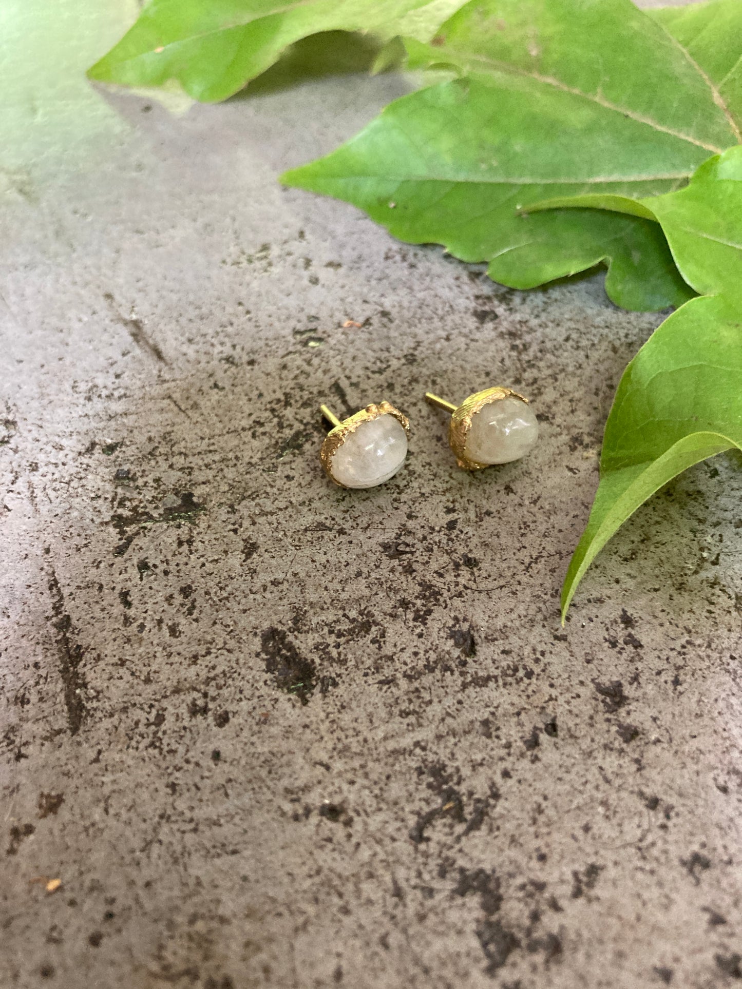 SMALL MOONSTONE EARRINGS