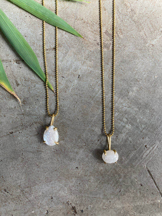 REAL TEARDROP PEARL MINIMAL PENDANT.