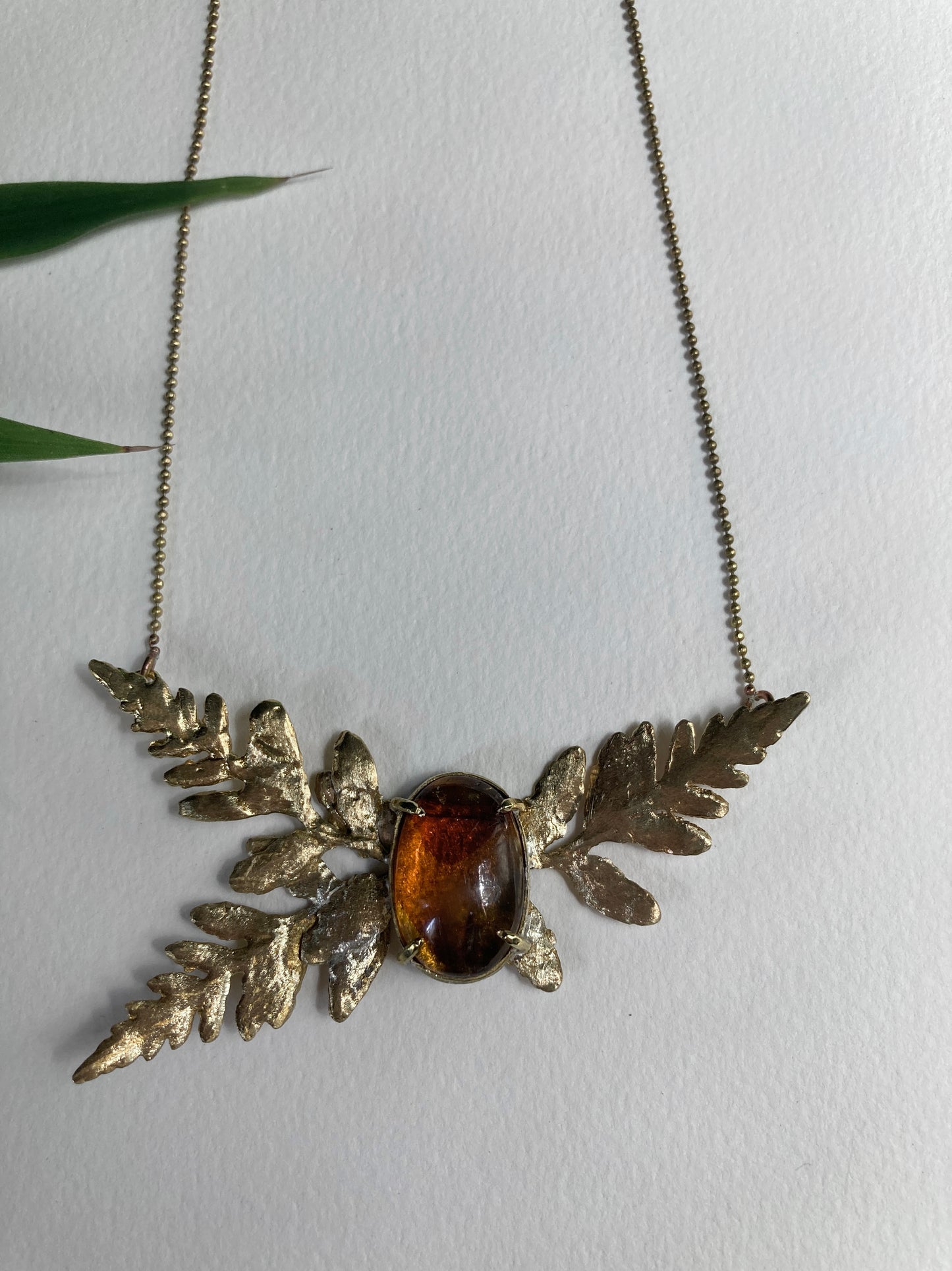 BOTANICAL NECKLACE WITH REAL AMBER