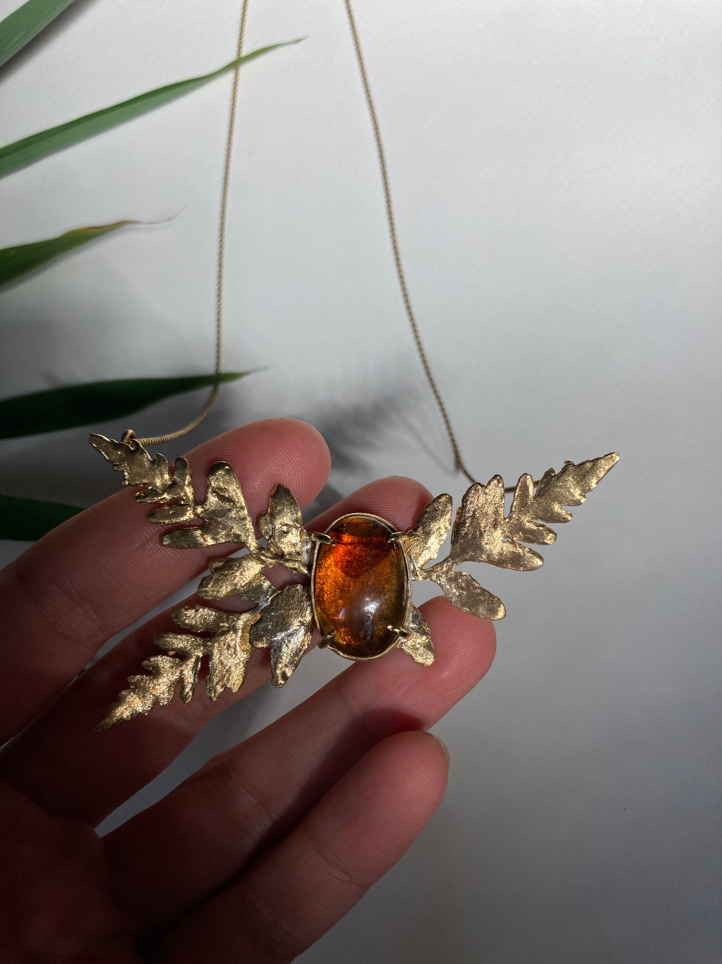 BOTANICAL NECKLACE WITH REAL AMBER