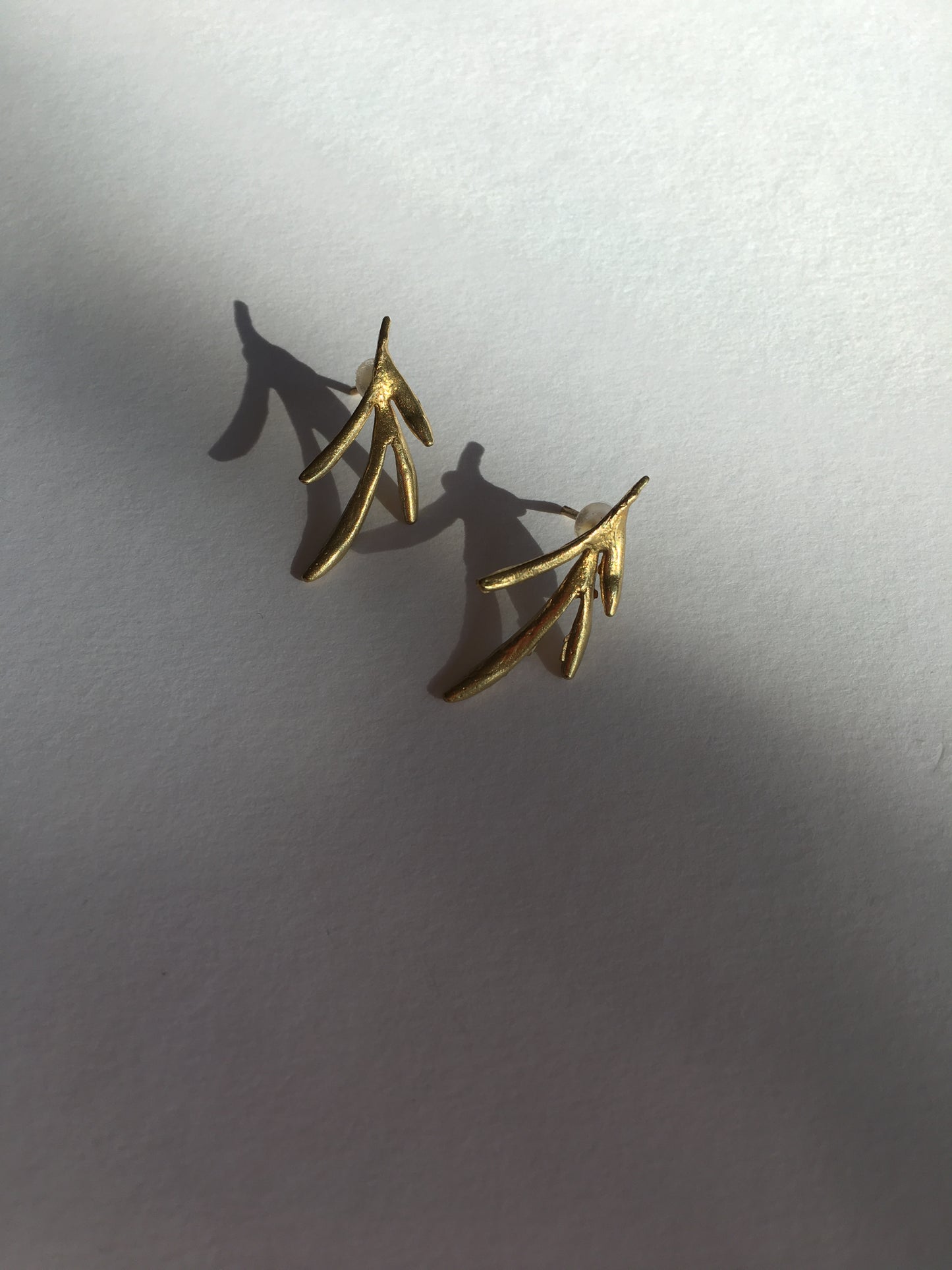 EVA LITTLE LEAF POST EARRINGS