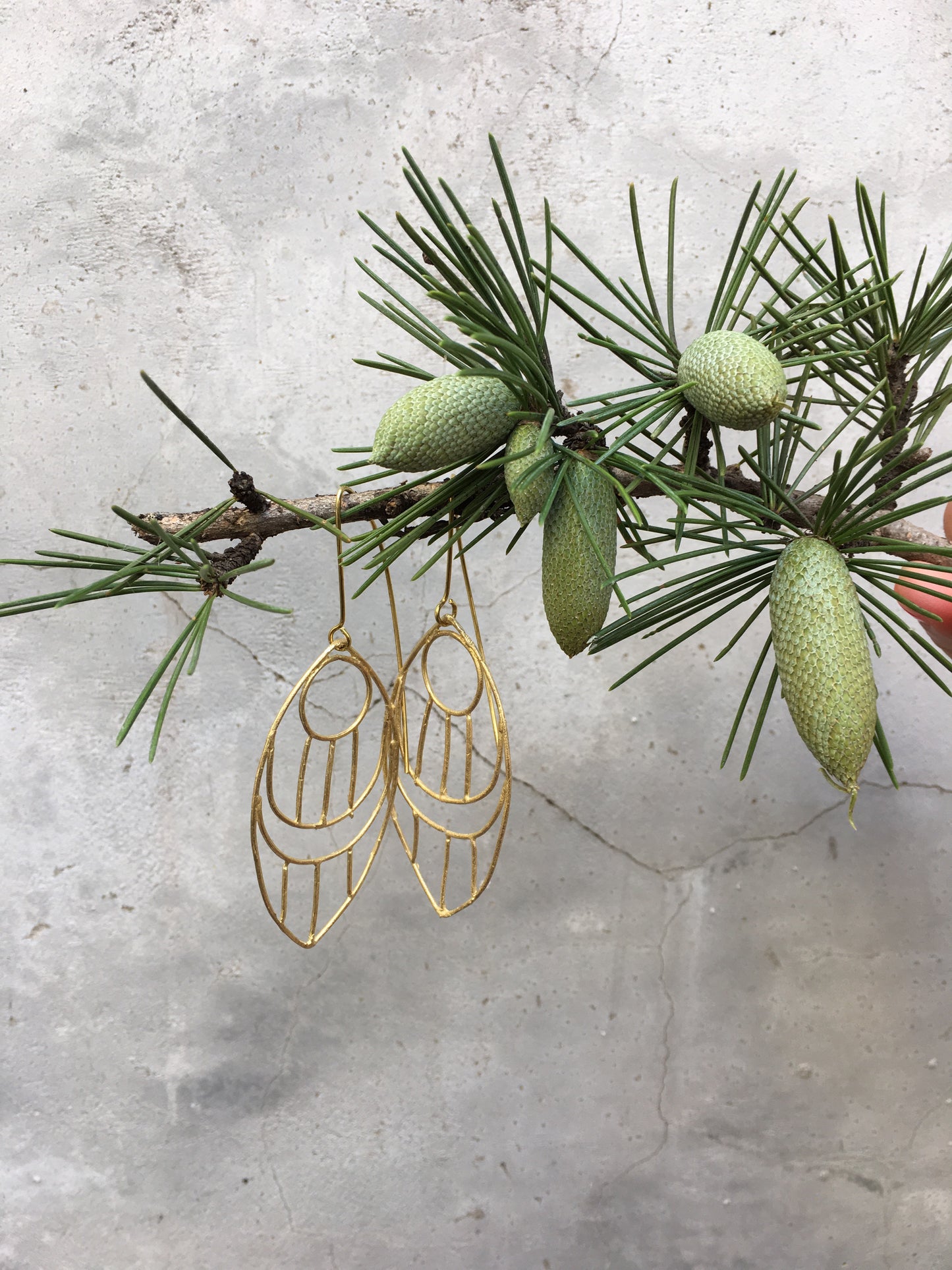 MINIMALIST METAL FEATHER LONG EARRINGS