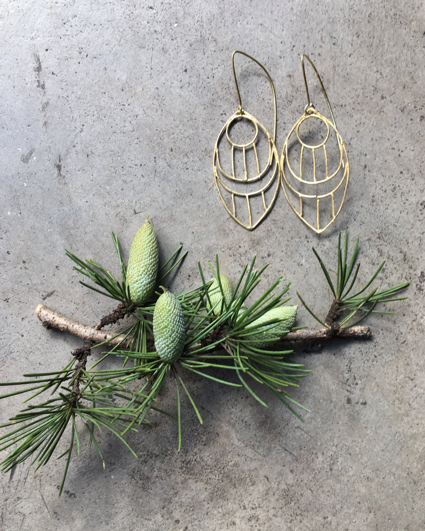 MINIMALIST METAL FEATHER LONG EARRINGS