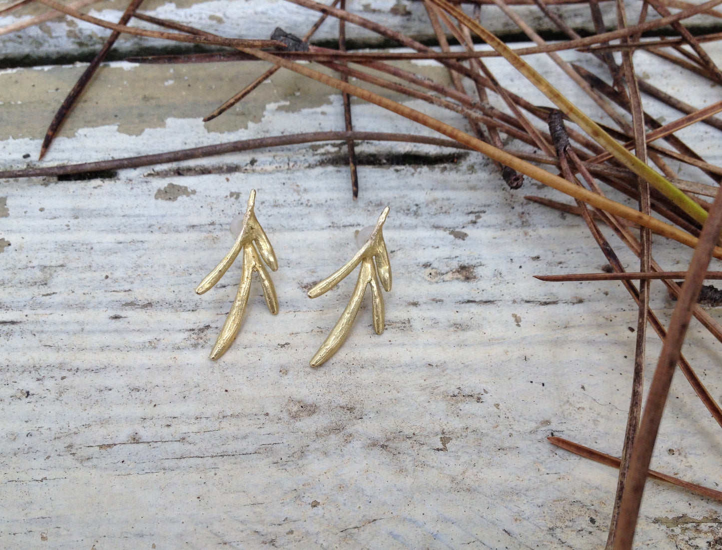 EVA LITTLE LEAF POST EARRINGS