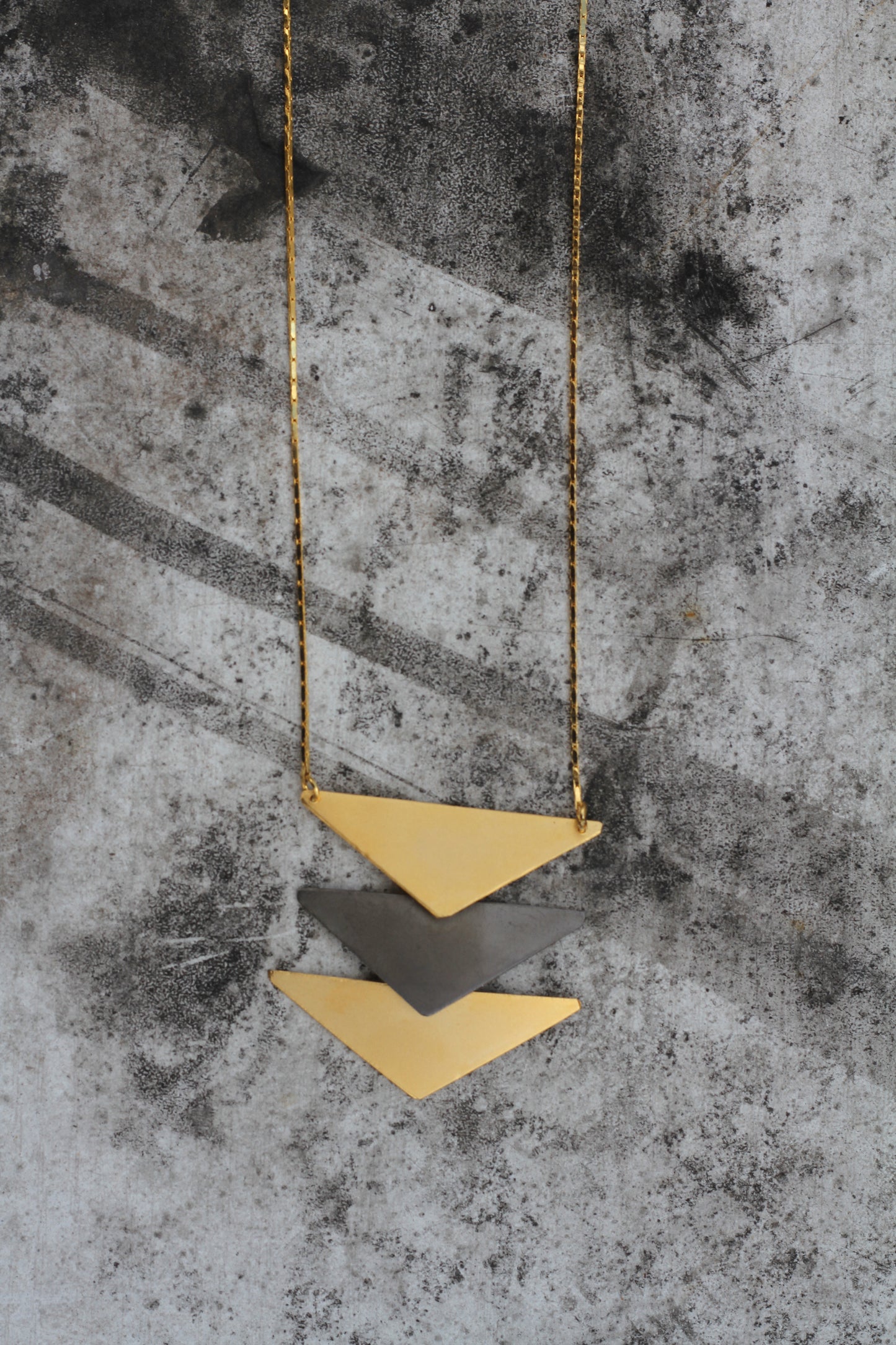 TRIANGLES NECKLACE